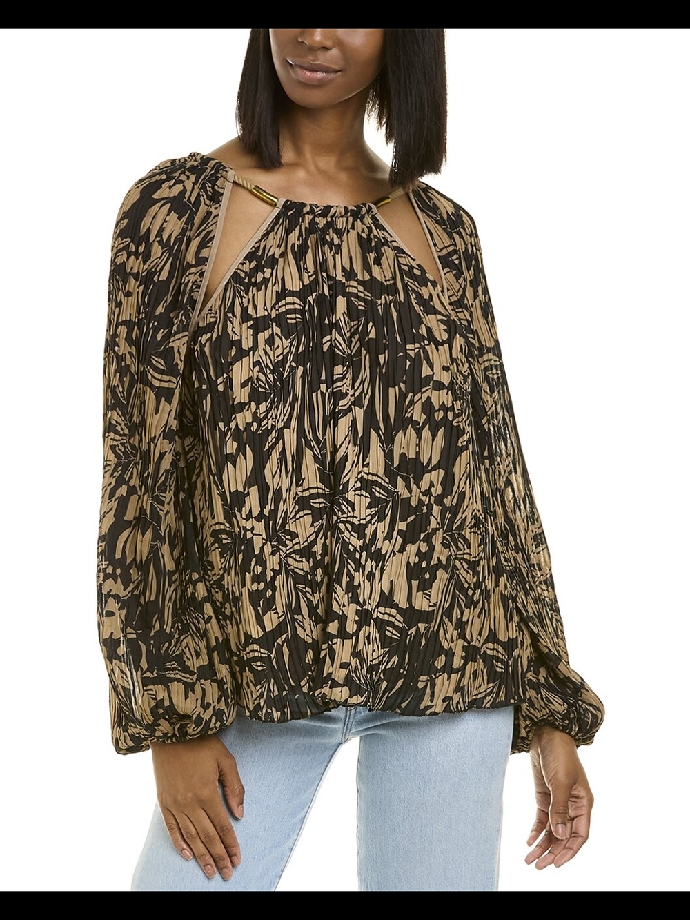 Sophisticated silhouettes with a nod to the sensual.
Lilah Top in midnight leafy